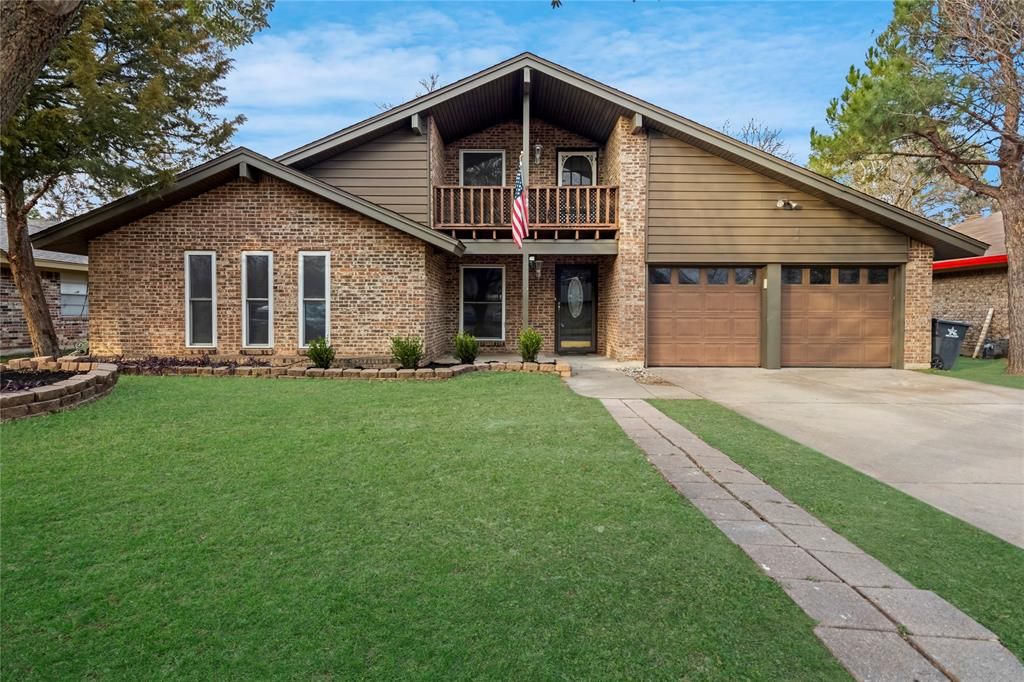 Photo of 1303 Paisley Drive, Arlington, TX 76015 (MLS # 21157633)