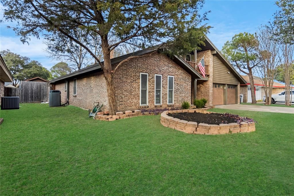 Photo of 1303 Paisley Drive, Arlington, TX 76015 (MLS # 21157633)