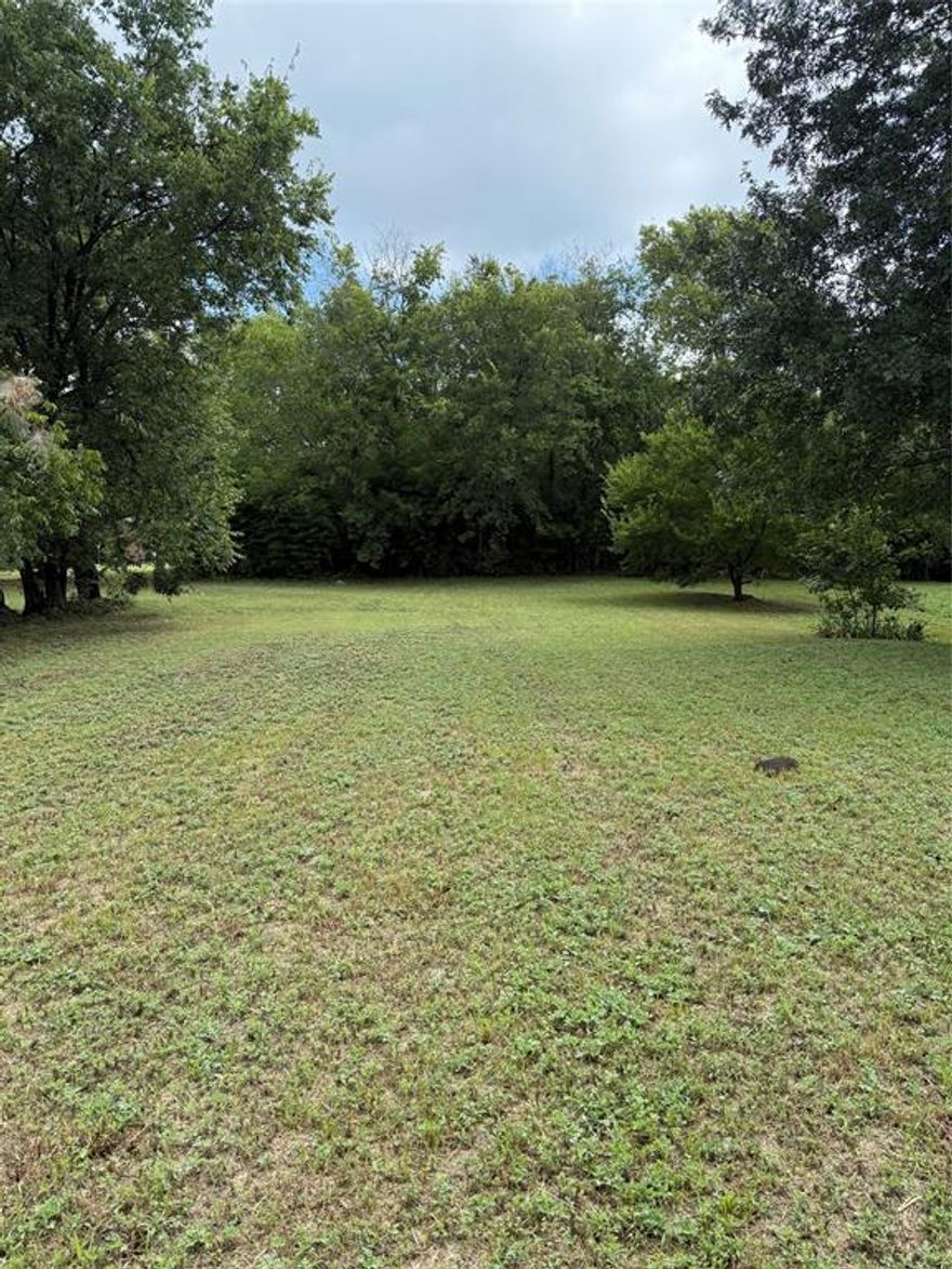 Unimproved land, this DEEP cleared lot is within the Blain subdivision between 75 and Travis - Individual or Investor Dream Lot!  (Grayson CAD listed in documents) Zoned for Single family residence only.
Grab this one before it's gone!