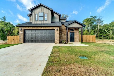 A home in Lindale