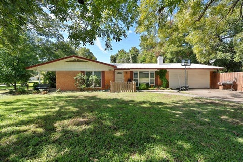Photo of 1703 Nueces Trail, Arlington, TX 76012 (MLS # 21415120)