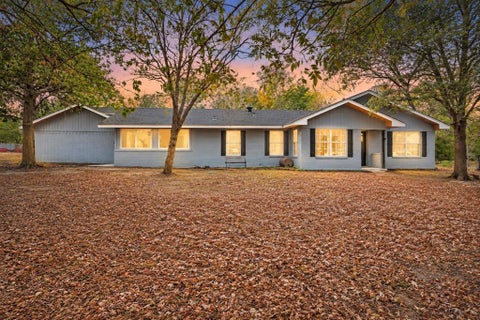 Photo of 102 Old Pecan, Ennis, TX 75119 (MLS # 21385323)