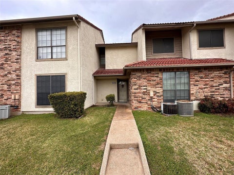 Photo of 927 Turtle Cove #134, Irving, TX 75060 (MLS # 21313259)