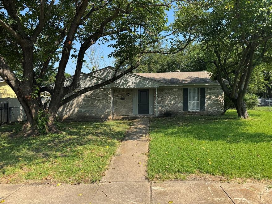 This beautifully updated 3 bedroom, 2 bath home is ready for immediate move in! Featuring modern finishes throughout, this home offers a bright and open layout perfect for comfortable living.
Enjoy spacious bedrooms, updated bathrooms, and a kitchen designed for both style and function. Located in a convenient neighborhood with easy access to shopping, dining, and major roadways.
Don’t miss this turnkey rental schedule your tour today!