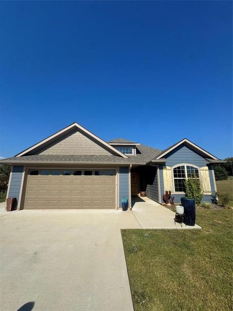 Photo of 100 Shoshone Cove, Gainesville, TX 76240 (MLS # 21207117)