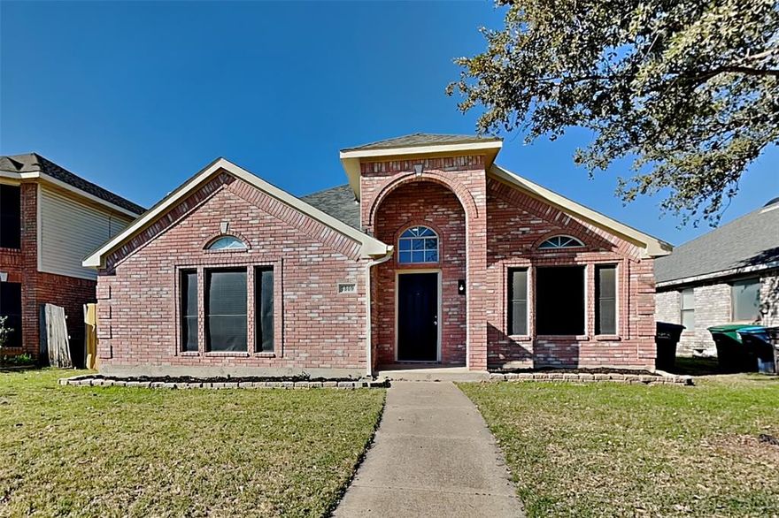 Charming 3 bed, 2 bath 1,813 sq ft home in Fort Worth! Open kitchen concept with updated counters. Primary suite with attached bathroom. Spacious backyard, great for gatherings! Pets accepted on a case by case basis. Additional admin fees apply. The Fireplace is decorative. Schedule your showing today! This home is as-is.  

This home may be located within a Homeowners Association (HOA) community. If so, residents will be responsible for adhering to all HOA rules and regulations. Please contact your agent or landlord's agent for more information.
