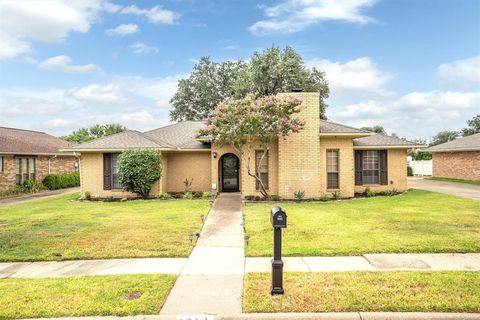 Photo of 2214 Valley Mill Ml, Carrollton, TX 75006 (MLS # 21219031)