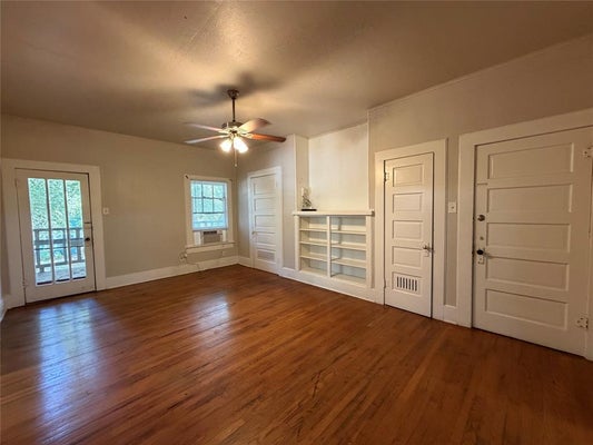 919 N AUSTIN ST, DENTON, TX 76201 - Image 89c3d42e7d5f43bdf2a77a338a8c6d8d/3650885815