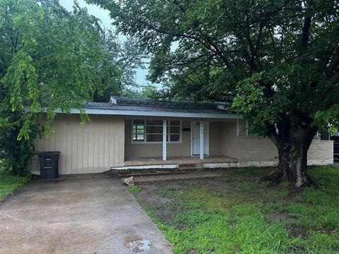 Photo of 2908 Binyon Street, Fort Worth, TX 76133 (MLS # 21247080)
