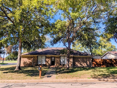 Photo of 2100 Arlena Drive, Arlington, TX 76012 (MLS # 21420177)