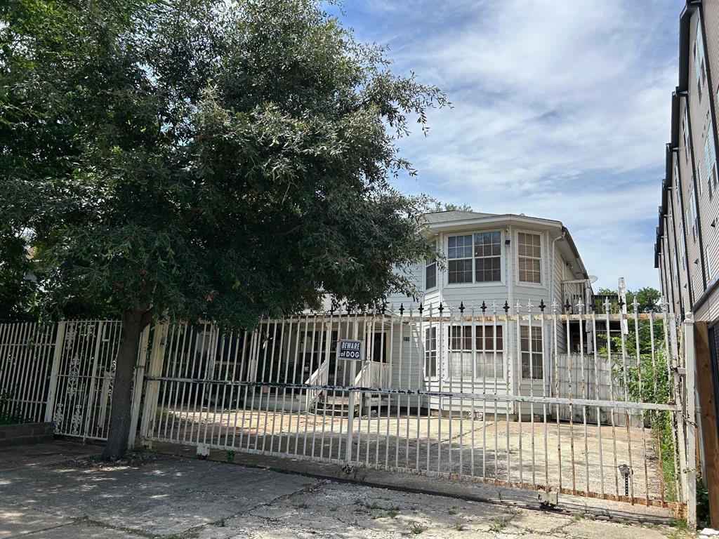 731 W 10th Street