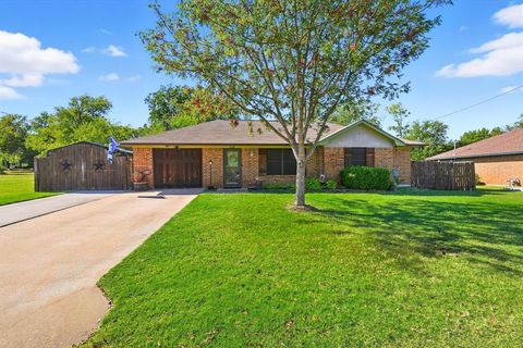 Photo of 208 N Hill Street, Pilot Point, TX 76258 (MLS # 21093077)