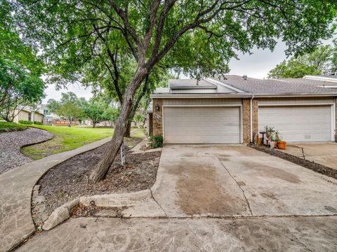 Single Family Residence in Carrollton TX 2716 Creek Wood Court.jpg
