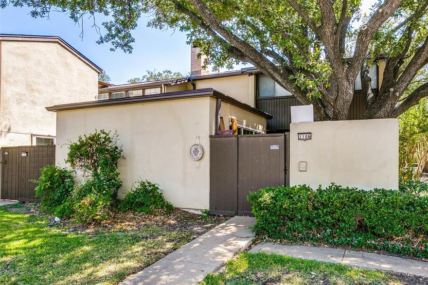 Del Paseo townhouse with fresh paint and newly installed carpeting, also updated kitchen with major appliances replaced
Come enjoy the easy going lifestyle with community park and walking areas and beautiful pool in great location in central Irving.
Seller has enjoyed this fantastic home with two living areas and three large bedrooms upstairs, all three have had the patios enclosed
professionally giving the bedrooms an expansive feel. Property has oversized garage with door opener and overhead storage area.
