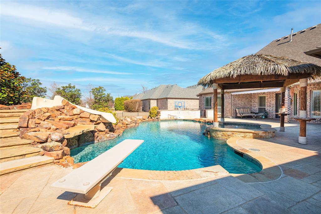 3305 Twin Lakes Drive