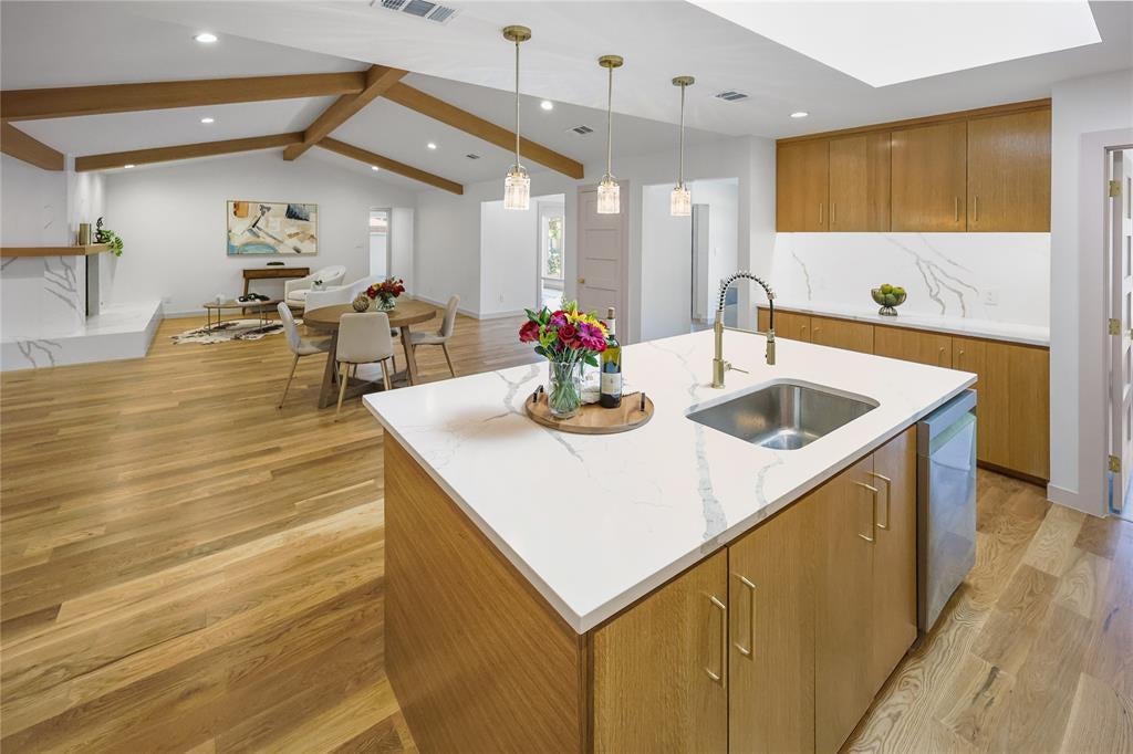 7117 Mimosa Lane