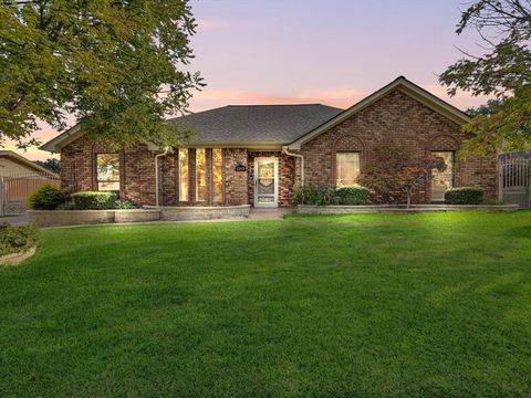 2305 Ridgewood Bedford TX 76021