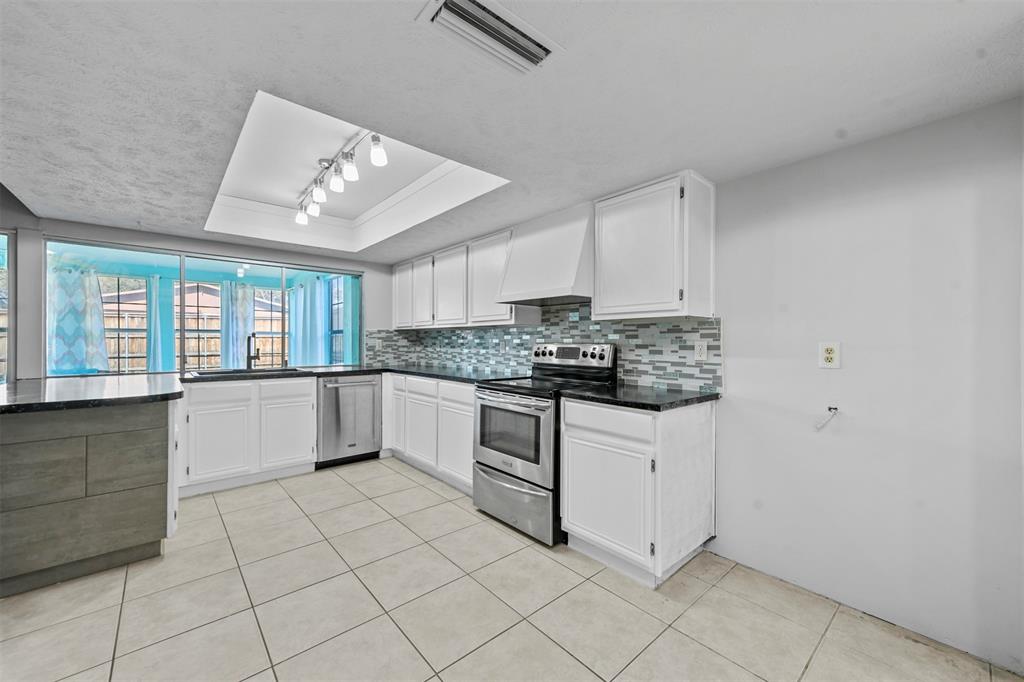 Carrollton, Texas 75007, United States, 4 Bedrooms Bedrooms, ,2 BathroomsBathrooms,Residential,Pending,78381