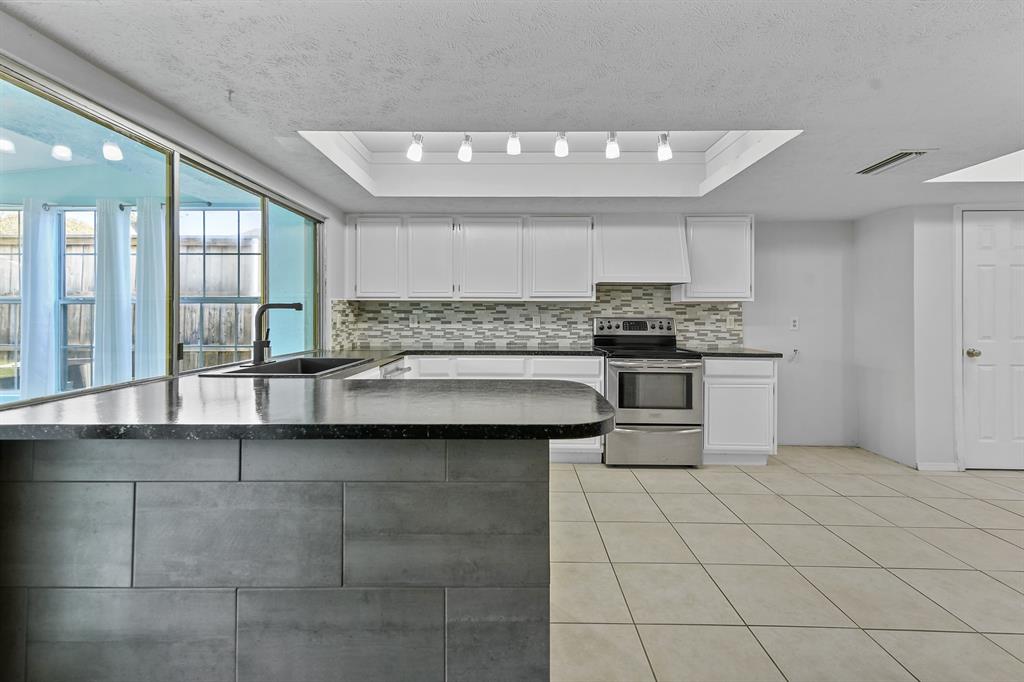 Carrollton, Texas 75007, United States, 4 Bedrooms Bedrooms, ,2 BathroomsBathrooms,Residential,Pending,78381