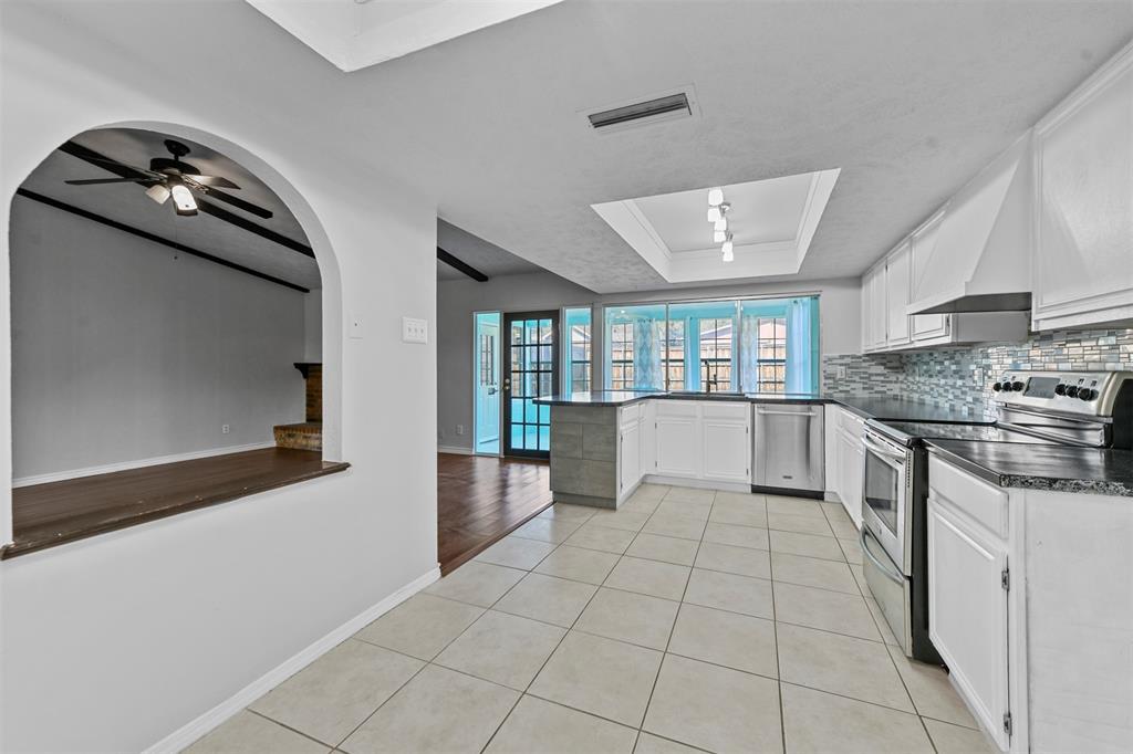 Carrollton, Texas 75007, United States, 4 Bedrooms Bedrooms, ,2 BathroomsBathrooms,Residential,Pending,78381