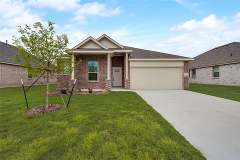 Photo of 917 Dustwood Drive, Fort Worth, TX 76052 (MLS # 21221968)