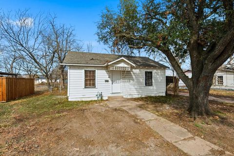 Photo of 803 E 14th Street, Bonham, TX 75418 (MLS # 21179308)