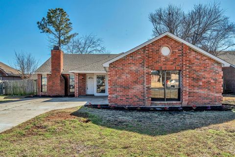 Photo of 1508 Rockdale Drive, Arlington, TX 76018 (MLS # 21173806)