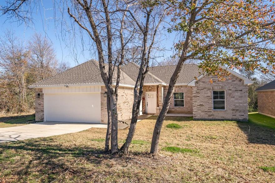 With a one year signed lease owners will discount an additional $50 per month on rent.  This brings this beautiful home to $1850 per month! 
This OPEN CONCEPT 3 bed, 2 bath beauty features granite countertops, vinyl plank wood-look flooring, stainless appliances, tenant to bring own fridge. large pantry, oversized garage 22 x 22, easy-care tilt windows & more Large, almost .25 acre LOT!  Mabank schools! Community offers fishing dock, playground and covered pavilion. Two public boat launches nearby. Up and coming neighborhood with tons of new builds, close to lake for the avid fisher boaters delight and still within 45 min of DFW.  This home has been well taken care of @ 3 years old, it just needs the perfect tenants to continue the love and care of it and the yard.