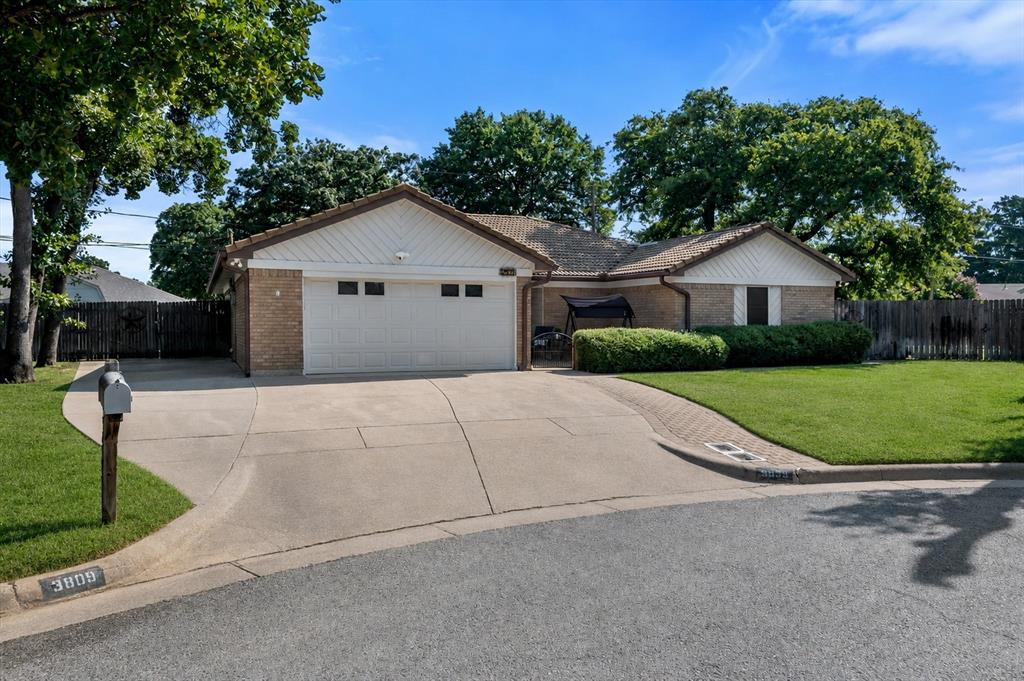 Photo of 3809 Helmsford Drive, Arlington, TX 76016 (MLS # 21349598)