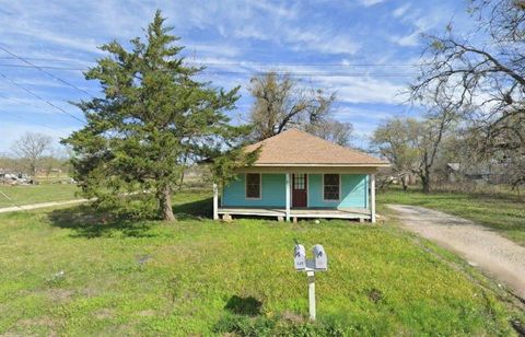 Photo of 401 E Sanger Street, Celeste, TX 75423 (MLS # 21229535)