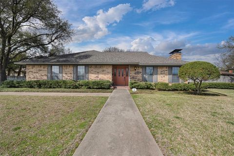 Photo of 9 Quail Run Street St, Gainesville, TX 76240 (MLS # 21211010)