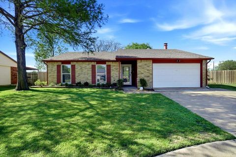 Photo of 2358 Honeycomb Court, Fort Worth, TX 76131 (MLS # 21234285)