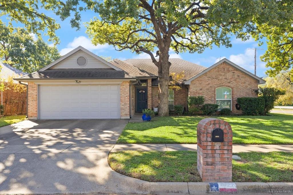Photo of 1027 Hunter Ridge Drive, Arlington, TX 76013 (MLS # 21416644)