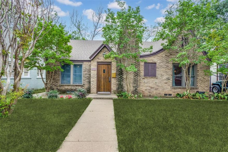 Explore this classic 1920s Tudor home, blending original charm with modern conveniences. The kitchen features granite countertops and stainless steel appliances, including a refrigerator. Enjoy a vent-less gas fireplace, beamed ceilings, and refinished hardwood floors throughout. The master suite boasts a sitting area, an updated bathroom, and a huge walk-in closet. Additional comforts include cozy breakfast and office nooks and a formal dining room. Outside, there's a private backyard with a spacious patio.