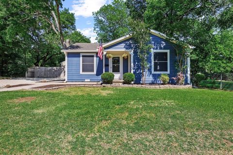 Photo of 1208 Mill Street, Gainesville, TX 76240 (MLS # 21271560)