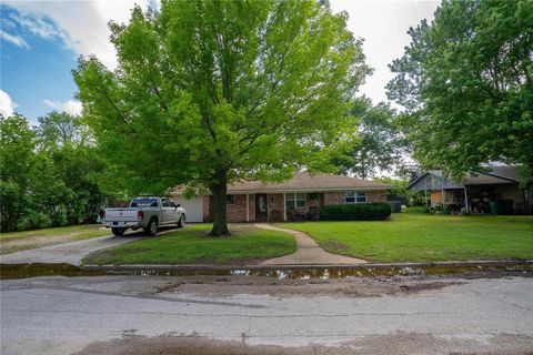 A home in Saint Jo