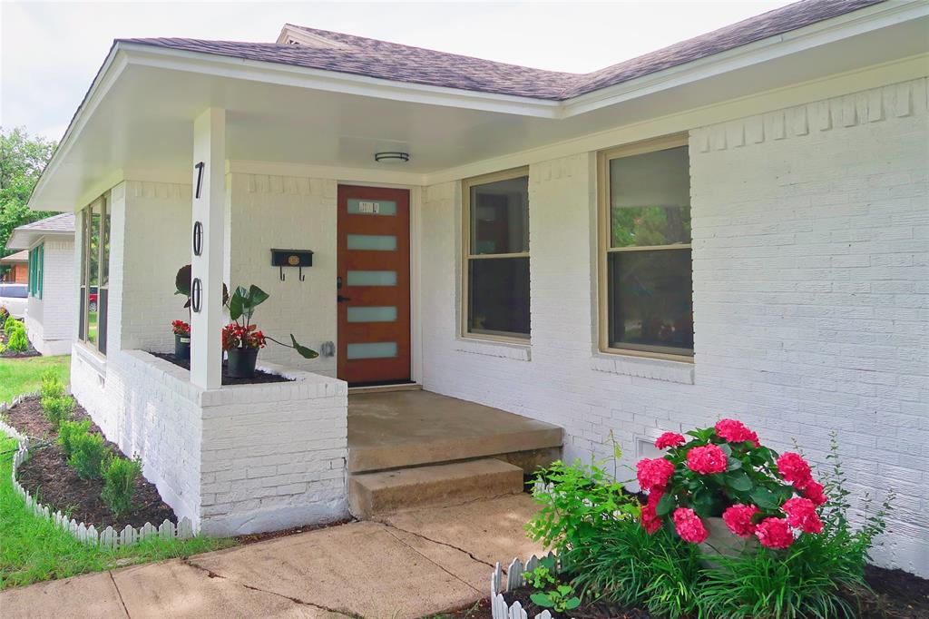 700 dumont Drive