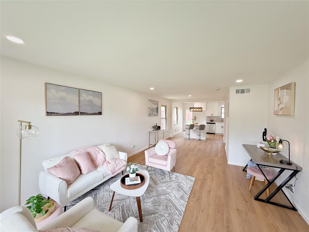 700 dumont Drive
