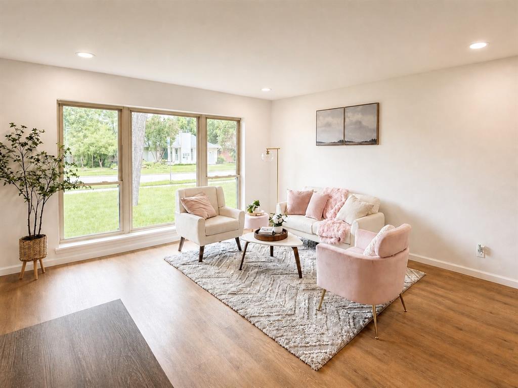 700 dumont Drive