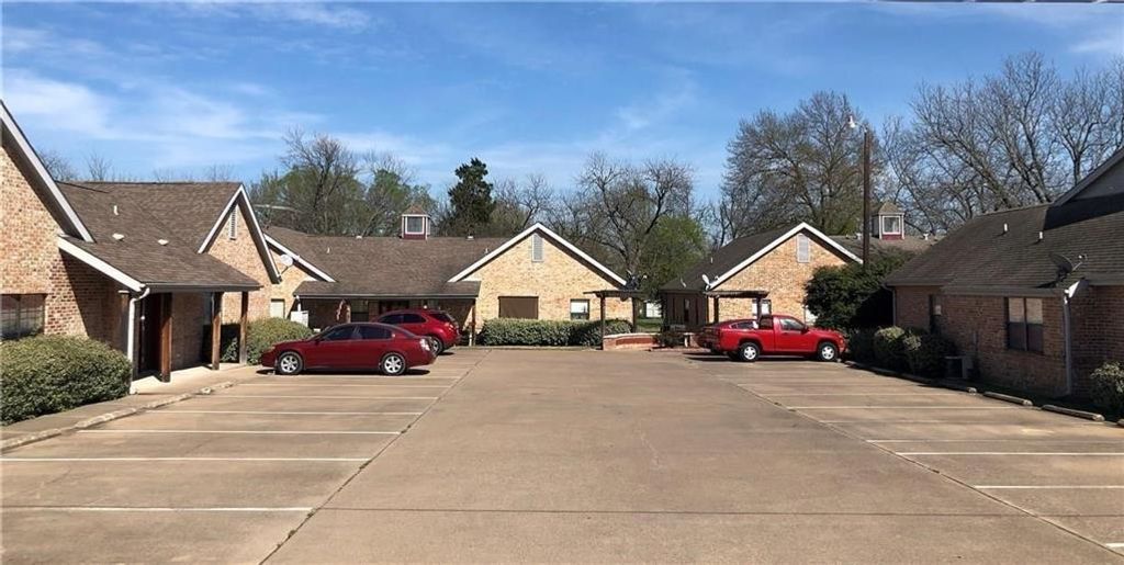 Photo of 501 N WASHINGTON Street #A, Kaufman, TX 75142 (MLS # 21215514)