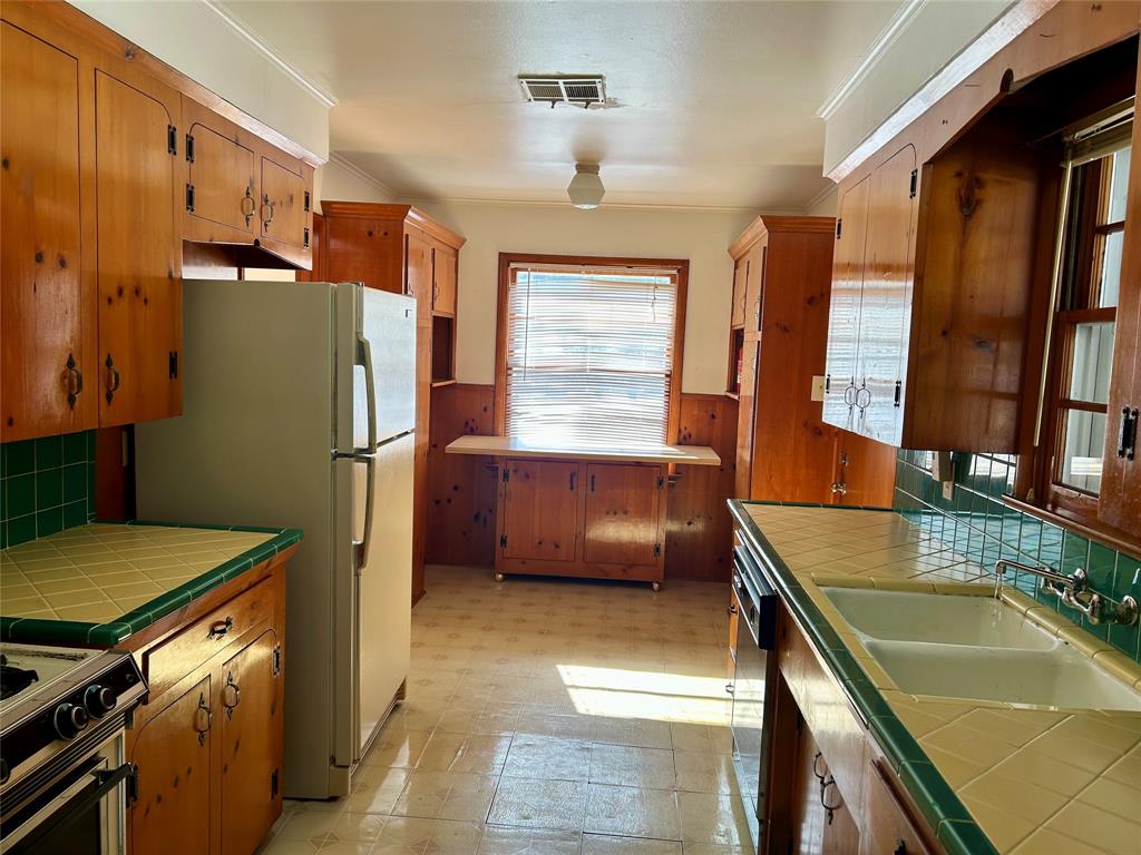 1843 Hollyhock Drive