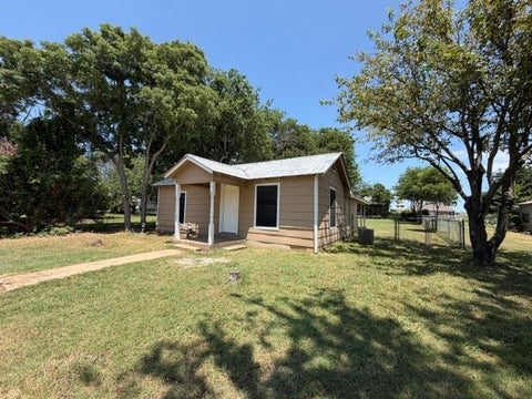 Photo of 105 2nd Street, Valley View, TX 76272 (MLS # 21324300)