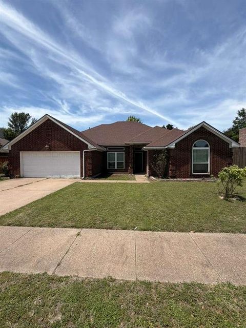 906 busby Cedar Hill TX 75104