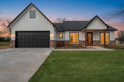 535 E Fairview St Blossom TX 75416