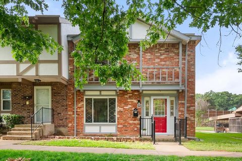 Photo of 370 Westview Terrace, Arlington, TX 76013 (MLS # 21239600)