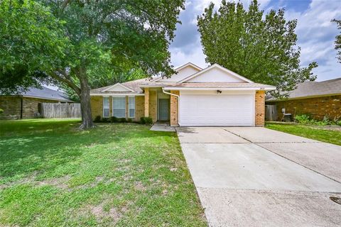 Photo of 2822 White Oak Drive, Grand Prairie, TX 75052 (MLS # 21311656)