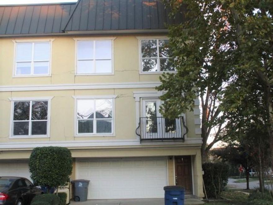 Very nice Condo with full 2 car garage. New carpet and paint ready to move in and roof deck. five hundred rent rebate with quick move in