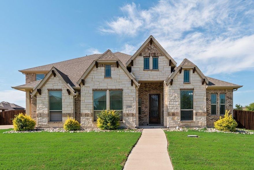 Beautiful Bloomfield built home on corner lot! Stunning curb appeal with stone elevation, outer swing
garage, and glass with iron front door. Wood look floors adorn the majority of the first floor. Inviting
entryway with rotunda and art niches. Soaring Ceilings in the formal dining room & family room. Gourmet
kitchen with granite counters, stainless appliances, stylish tile backsplash, and deluxe kitchen with wood
hood. Primary Bedroom is perfect for king size furniture. Primary bath with dual sinks, separate shower, &
garden soaking tub. Backyard with covered patio and large yard is perfect for outdoor living & entertaining.
This home is a MUST SEE!