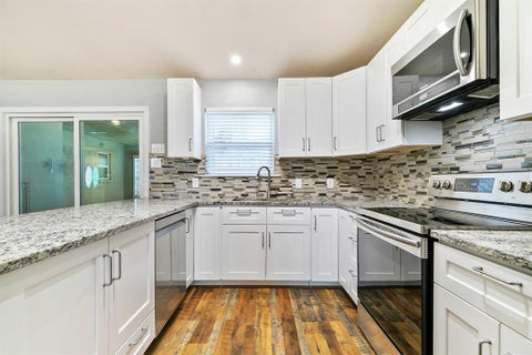 Photo of 909 N Dove Road, Grapevine, TX 76051 (MLS # 21358148)