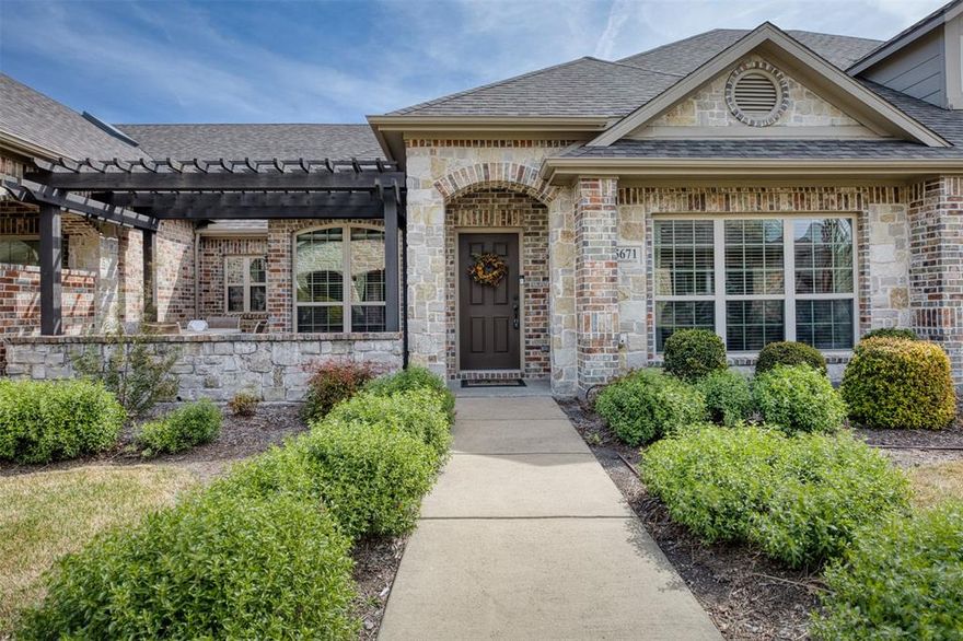 Immaculate single-story home in the highly desirable Villas in the Park community in Fairview! This charming 2-bedroom, 2-bath home features a split floor plan with wood flooring in the main living areas, high ceilings, crown molding, decorative niches and lighting, plus a built-in desk and shelving in the office. The spacious primary suite includes a sitting area and an ensuite bath with double sinks, garden tub, and separate shower. Enjoy relaxing or entertaining in the private courtyard patio. Conveniently located just minutes from shopping and dining at Stacy Rd and US-75. Villas in the Park offers an active lifestyle with a clubhouse, fitness center, pool, walking and biking trails, scenic lakes, parks, and more. Beautiful, move-in ready in a prime location—don’t miss it!